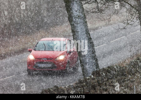 Teesdale, County Durham, Regno Unito. Giovedì 30 novembre 2017. Regno Unito Meteo. Neve pesante docce sono di influenzare le condizioni di guida in Inghilterra del Nord Est. Credito: David Forster/Alamy Live News Foto Stock