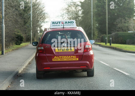 Melton Mowbray 30 Novembre 2017: Driver in costruzione vettura viaggia lungo un606 Burton Road unuseal segno sulla parte posteriore della vettura. ©Clifford Norton/Alamy Foto Stock