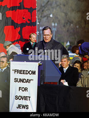 6 dicembre 1987 - Washington, Distretto di Columbia, Stati Uniti d'America - il Vice Presidente degli Stati Uniti George H.W. Bush parla alla ''campagna per il Summit'', una marcia su Washington, DC a sostegno della libertà per gli ebrei che vivono nell'Unione Sovietica, domenica 6 dicembre 1987. 200.000 persone hanno marciato per focalizzare l'attenzione sulla repressione dell'ebraismo sovietico, era stato programmato un giorno prima che il presidente degli Stati Uniti Ronald Reagan e il presidente sovietico Mikhail Gorbaciov iniziassero un vertice di due giorni a Washington, dove firmarono il trattato Intermediate Range Nuclear Forces (INF). Seduto direttamente dietro la morsa Foto Stock