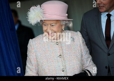 Chichester, West Sussex, Regno Unito. 30 Novembre, 2017. Chichester, West Sussex, Regno Unito. Sua Maestà la Regina visita al Chichester Festival Theatre. Giovedì 30 Novembre 2017 Credit: Sam Stephenson/Alamy Live News Foto Stock