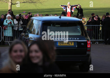 Chichester, West Sussex, Regno Unito. 30 Novembre, 2017. Sua Maestà la Regina visita al Chichester Festival Theatre di Chichester, West Sussex, Regno Unito. Giovedì 30 Novembre 2017 Credit: Sam Stephenson/Alamy Live News Foto Stock