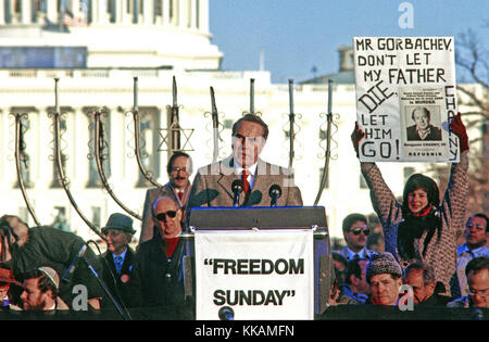 Luglio 24, 2011 - Washington, Distretto di Columbia, Stati Uniti d'America - Stati Uniti il senatore bob dole (repubblicano del kansas) parla al ''campagna per il vertice", a marzo su Washington, DC il supporto di libertà per gli ebrei che vivono in Unione sovietica, domenica, 6 dicembre 1987. Duecentomila persone hanno marciato a focalizzare l attenzione sulla repressione di Jewry sovietico, è stato pianificato un giorno prima che il presidente degli Stati Uniti Ronald Reagan e presidente sovietico Mikhail Gorbaciov ha iniziato una 2 giorni di vertice di Washington dove hanno firmato la gamma intermedia delle forze nucleari (inf) trattato.credit: ron sachs/cnp (CR Foto Stock