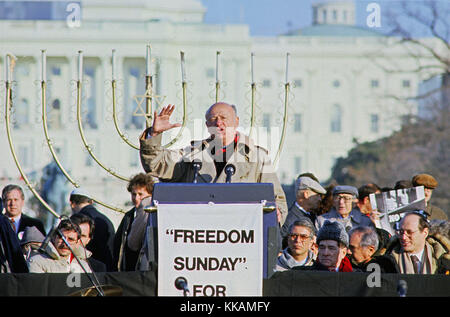 6 dicembre 1987 - Washington, Distretto di Columbia, Stati Uniti d'America - il sindaco ed Koch (Democratico di New York) parla alla "campagna al vertice", una marcia su Washington, DC a sostegno della libertà per gli ebrei che vivono nell'Unione Sovietica, domenica 6 dicembre 1987. 200.000 persone hanno marciato per focalizzare l'attenzione sulla repressione dell'ebraismo sovietico, era stato programmato un giorno prima che il presidente degli Stati Uniti Ronald Reagan e il presidente sovietico Mikhail Gorbaciov iniziassero un vertice di due giorni a Washington, dove firmarono il trattato Intermediate Range Nuclear Forces (INF). Credito: Ron Sachs/CNP (immagine di credito: © Foto Stock