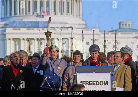 6 dicembre 1987 - Washington, Distretto di Columbia, Stati Uniti d'America - Elie Wiesel, sinistra, rappresentante degli Stati Uniti jack kemp (repubblicano di new york), seconda a sinistra e il rabbino David saperstein, a destra appaiono con ex sovietica refuseniks al ''campagna per il vertice", a marzo su Washington, DC il supporto di libertà per gli ebrei che vivono in Unione sovietica, domenica, 6 dicembre 1987. Duecentomila persone hanno marciato a focalizzare l attenzione sulla repressione di Jewry sovietico, è stato pianificato un giorno prima il presidente statunitense Ronald Reagan e presidente sovietico Mikhail Gorbaciov ha iniziato una 2 giorni di summit a washingto Foto Stock