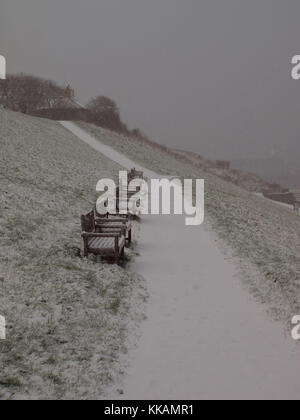 Newcastle Upon Tyne, 30 novembre 2017, UK meteo. Neve moderata ampie docce in dal mare del Nord al villaggio storico di Tynemouth nel nord-est dell' Inghilterra, Credito: James Walsh Alamy/Live News Foto Stock