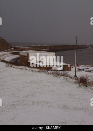 Newcastle Upon Tyne, 30 novembre 2017, Uk meteo. Neve moderata ampie docce in dal mare del Nord al villaggio storico di Tynemouth nel nord-est dell' Inghilterra. Credito: James Walsh Alamy/Live News Foto Stock