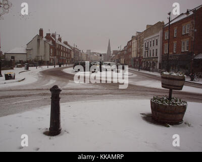 Newcastle upon Tyne. Il 30 novembre 2017, UK Meteo. Neve moderata ampie docce in dal mare del Nord al villaggio storico di Tynemouth nel nord-est dell' Inghilterra. Credito: James Walsh Alamy/Live News Foto Stock