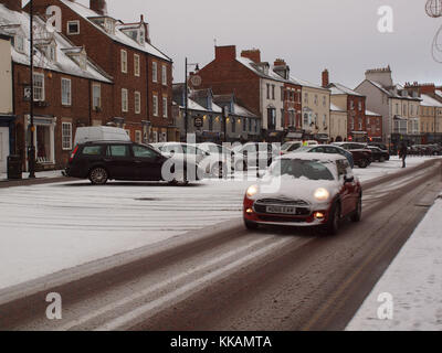 Newcastle Upon Tyne, 30 novembre 2017, UK Meteo. Neve moderata ampie docce in dal mare del Nord al villaggio storico di Tynemouth nel nord-est dell' Inghilterra. Credito: James Walsh Alamy/Live News Foto Stock