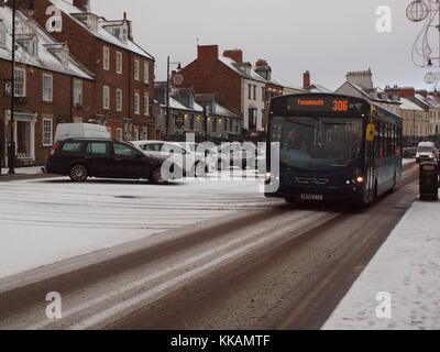 Newcastle Upon Tyne, 30 novembre 2017, Uk meteo. Neve moderata ampie docce in dal mare del Nord al villaggio storico di Tynemouth nel nord-est dell' Inghilterra. Credito: James Walsh Alamy/Live News Foto Stock