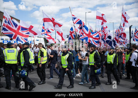 Immagine del file: Luton, Regno Unito. Il 27 giugno, 2015. I sostenitori del gruppo di estrema destra la Gran Bretagna prima prendere parte a marzo a Luton. La polizia non è riuscita ad evitare Paolo Golding e Jayda Fransen, leader e vice leader in Gran Bretagna prima di frequentare il marzo, ma anche assicurare che essi non potevano portare striscioni esigente non più moschee. Un contatore-protesta fu organizzata da unirsi contro il fascismo. Credito: Mark Kerrison/Alamy Live News Foto Stock