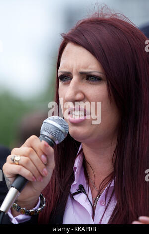 Immagine del file: Luton, Regno Unito. Il 27 giugno, 2015. Jayda Fransen, vice leader in Gran Bretagna prima, indirizzi dei sostenitori del gruppo di estrema destra in un rally a Luton. La polizia non è riuscita a impedire il leader Paolo Golding e Jayda Fransen dal partecipare a marzo, ma anche assicurare che essi non potevano portare striscioni esigente non più moschee. Un contatore-protesta fu organizzata da unirsi contro il fascismo. Credito: Mark Kerrison/Alamy Live News Foto Stock