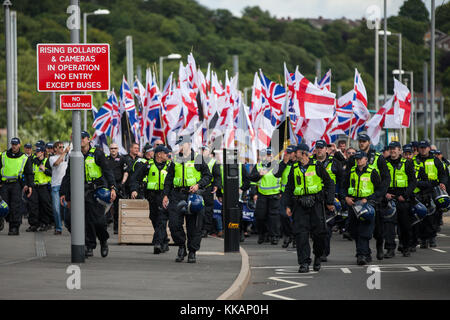 Immagine del file: Luton, Regno Unito. Il 27 giugno, 2015. I sostenitori del gruppo di estrema destra la Gran Bretagna prima prendere parte a marzo a Luton. La polizia non è riuscita ad evitare Paolo Golding e Jayda Fransen, leader e vice leader in Gran Bretagna prima di frequentare il marzo, ma anche assicurare che essi non potevano portare striscioni esigente non più moschee. Un contatore-protesta fu organizzata da unirsi contro il fascismo. Credito: Mark Kerrison/Alamy Live News Foto Stock