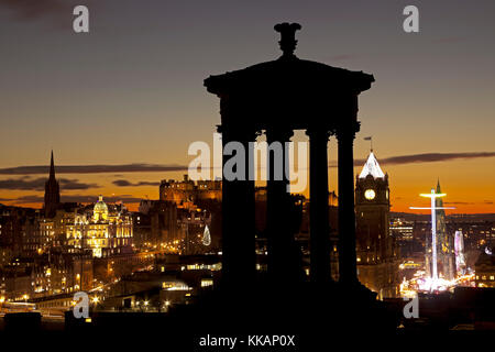 Edinburgh, Regno Unito, 30 nov. 2017 freddo 3 gradi su St Andrew's Day pomeriggio avvicinandosi al tramonto, città vista da Calton Hill in Scozia. Foto Stock