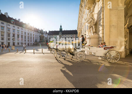 Carrozza trainata da cavalli (fiaker), Piazza interna del Castello, Hofburg, Vienna, Austria, Europa Foto Stock