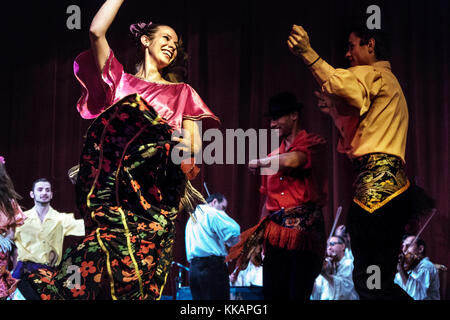 Membri del folk ungherese ensemble ed orchestre eseguendo un tzigana ungherese folk dance, budapest, Ungheria, europa Foto Stock