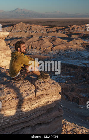 Felice escursionista godendo la vista al tramonto su Death Valley, vicino a San Pedro de Atacama, Cile, Sud America Foto Stock