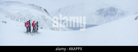 Sci alpinismo a loch avon sul fiume Avon, Cairngorms National Park, Scotland, Regno Unito, Europa Foto Stock