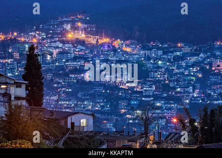 Vista notturna sulla città di Kohima, Nagaland, India, Asia Foto Stock