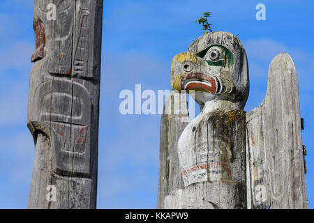 Thunderbird, prima nazione totem pole, namgis sepoltura, alert bay, all'interno del passaggio, British Columbia, Canada, America del nord Foto Stock