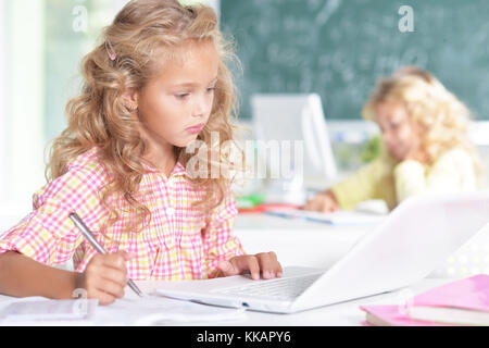 Belle ragazze in classe Foto Stock