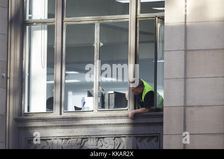 Benedict Cumberbatch filma scene per il nuovo adattamento televisivo di Patrick Melrose a Glasgow, Scozia, la cui produzione ha trasformato le strade di Glasgow in New York con: Atmosphere Where: Glasgow, Regno Unito quando: 29 ottobre 2017 Credit: WENN Foto Stock