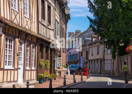 Tipiche case in legno nella città vecchia, Lione la Foret, Eure, Normandia, Francia, Europa Foto Stock