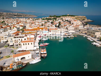 Vista aerea della città vecchia di Rethymno, del porto e della fortezza veneziani, dell'isola di Creta, delle isole greche, della Grecia e dell'Europa Foto Stock