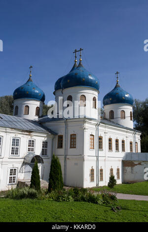 Attraversa la Cattedrale dell'esaltazione, il Monastero di Yuriev, sito patrimonio dell'umanità dell'UNESCO, Veliky Novgorod, l'Oblast' di Novgorod, Russia, Europa Foto Stock