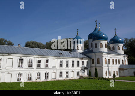 Attraversa la Cattedrale dell'esaltazione, il Monastero di Yuriev, sito patrimonio dell'umanità dell'UNESCO, Veliky Novgorod, l'Oblast' di Novgorod, Russia, Europa Foto Stock