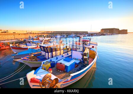 La barca rivestita porto veneziano e fortezza, Heraklion, Creta, Isole Greche, Grecia, Europa Foto Stock