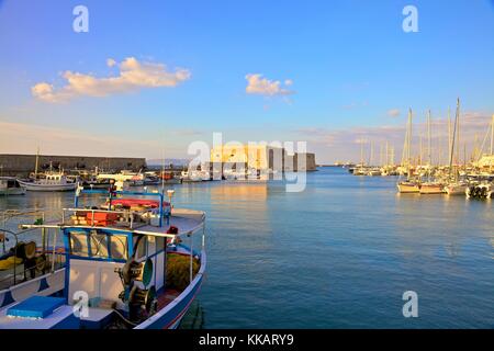 La barca rivestita porto veneziano e fortezza, Heraklion, Creta, Isole Greche, Grecia, Europa Foto Stock