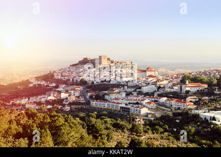 Il castello e il borgo medioevale di Castelo de Vide in Alto Alentejo, Portogallo, Europa Foto Stock