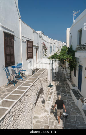 L'uomo con la vernice a piedi attraverso i tradizionali case greche, Kastro Village, SIFNOS, CICLADI, isole greche, Grecia, Europa Foto Stock