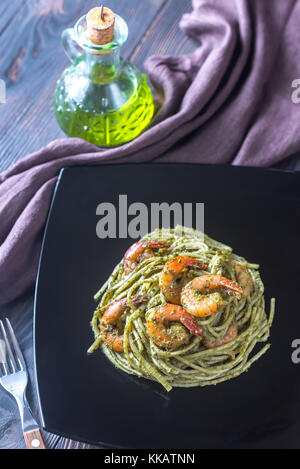 Pasta con gamberi e pesto Foto Stock