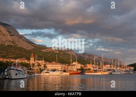 Città vecchia con molti stile veneziano case e barche nel porto, Makarska, Croazia, Europa Foto Stock