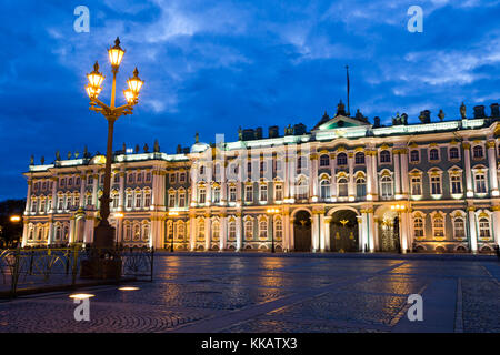 Vista serale di stato Museo Hermitage (Palazzo d'inverno), il Sito Patrimonio Mondiale dell'UNESCO, San Pietroburgo, Russia, Europa Foto Stock