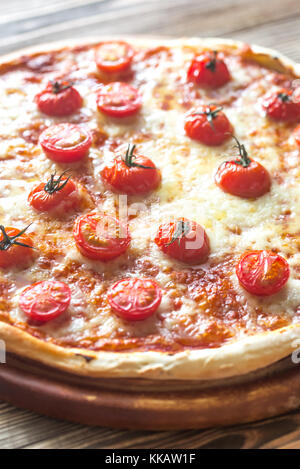 Pizza con pomodorini e mozzarella Foto Stock