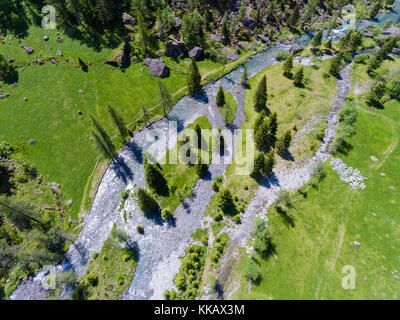 La foresta e il fiume in Val di Mello - Riserva naturale in Valtellina Foto Stock