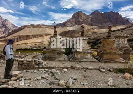 TODD LOVELL e CHORTENS buddista vicino villaggio NYERAK in ZANSKAR River Gorge - ZANSKAR, Ladakh, INDIA Foto Stock