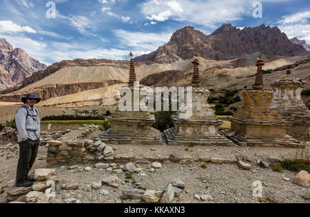 TODD LOVELL e CHORTENS buddista vicino villaggio NYERAK in ZANSKAR River Gorge - ZANSKAR, Ladakh, INDIA Foto Stock