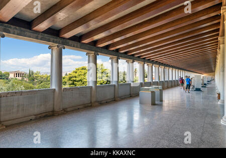 Museo dell'Antica Agorà di Stoa di Attalos con il Tempio di Efesto nella distanza, Antica Agorà di Atene, Atene, Grecia Foto Stock