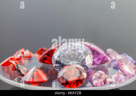 Telecomando di luce risplenda su iolite smokey blu. tormalina diamanti rosa intorno a smokey blue diamond. Foto Stock