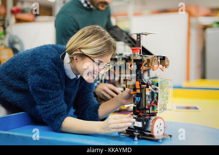 Giovane donna ingegnere di lavoro sul progetto di robotica Foto Stock