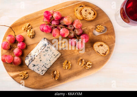 Formaggio blu, ripresa dall'alto con uva, vino e copyspace Foto Stock
