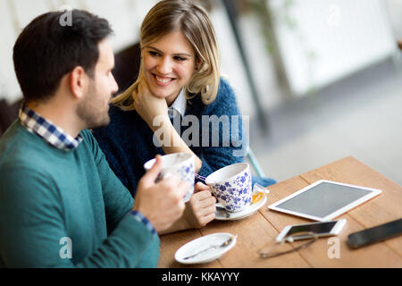 Felice coppia giovane sulla data nel coffee shop Foto Stock
