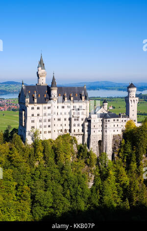 Il Castello di Neuschwanstein, nel retro Forggensee, Schwangau, Königswinkel, Ostallgäu, Algovia, Svevia, Baviera, Germania Foto Stock