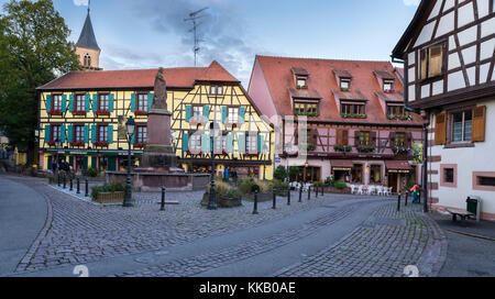 Place de la Sinne, Grand Rue, Ribeauville, Alsazia strada del vino, Alsazia, Département Haut-Rhin, Francia Foto Stock