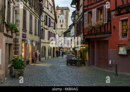 Grand Rue con torre del macellaio, Tour des Bouchers, Ribeauville, strada del vino Alsazia, Alsazia, Alto Reno dipartimento, Francia Foto Stock