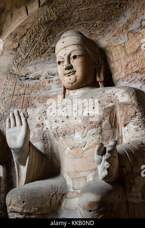 Gigante di pietra scultpure buddha in uno dei principali grotte presso le grotte di Yungang. Foto Stock