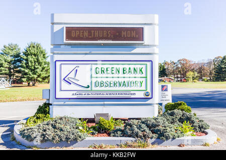 Banca Verde, Stati Uniti d'America - 18 Ottobre 2017: segno per la Banca Verde Radio Telescope centro visitatori di ingresso dalla strada closeup con edificio in West Virginia Foto Stock